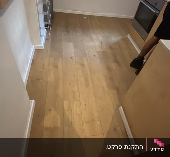רצפת פרקט חדשה במטבח עם תנור
